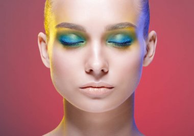 parlak bir makyaj ile güzel bir kadın.