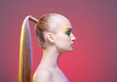 parlak bir makyaj ile güzel bir kadın.