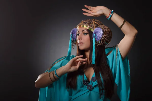 Vacker orientalisk kvinna — Stockfoto