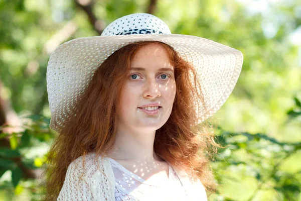 Portret van gelukkig roodharige meisje in de open lucht. — Stockfoto