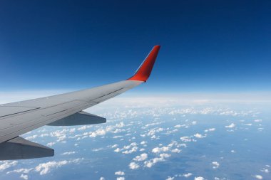 uçak gökyüzünde kanat