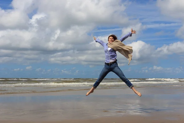 Frau springt auf Hintergrund des Meeres. — Stockfoto