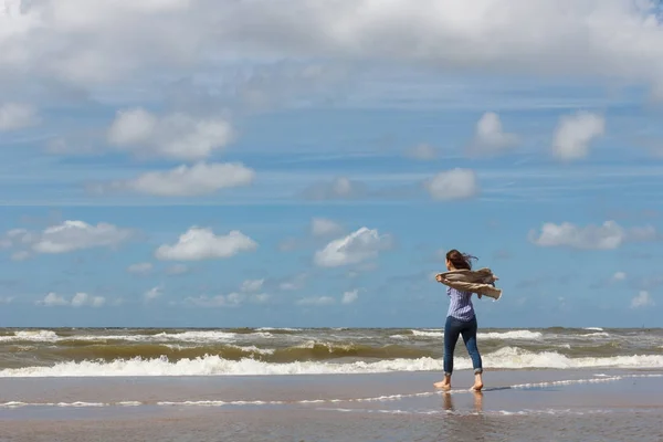 Beautiful woman enjoying the sea — Stock Photo, Image