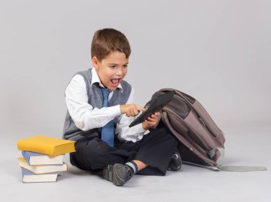 Bir hesap makinesi ile oturan genç çocuk