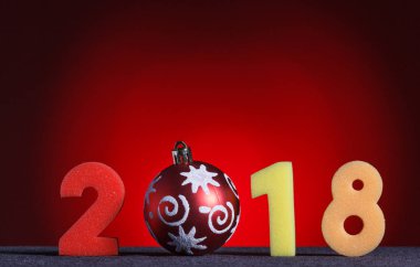 Noel arka plan. 2018 kırmızı bir arka plan üzerinde rakamlar.