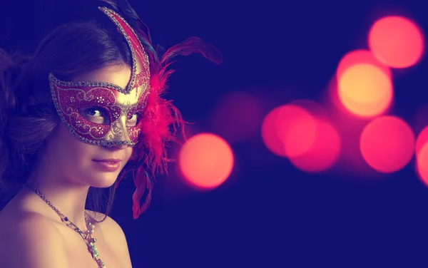 Hermosa Mujer Máscara Carnaval Sobre Fondo Luces Navideñas — Foto de Stock