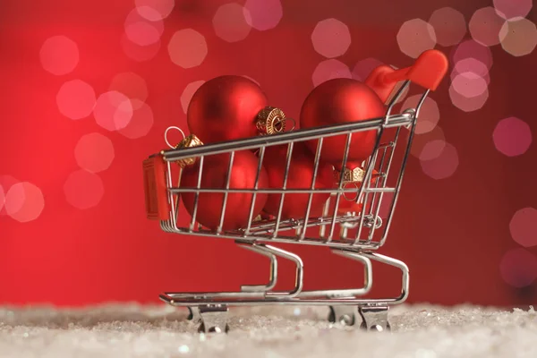 Supermarket Trolley Filled Christmas Decorations Background Holiday Lights — Stock Photo, Image