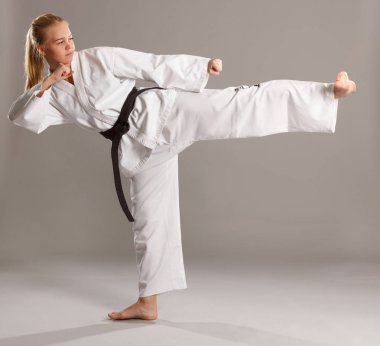 Aktif olarak çalışan kadın karate bacaklar.
