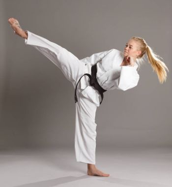 Aktif olarak çalışan kadın karate bacaklar.