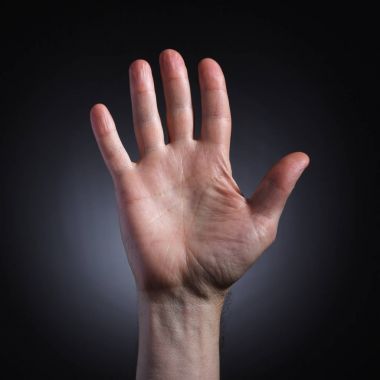 Koyu arka plan üzerinde hoş geldiniz closeup jesti insan elinde.