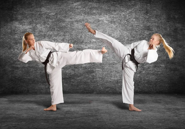 Két Azonos Fehér Kimonó Harcok Edző — Stock Fotó