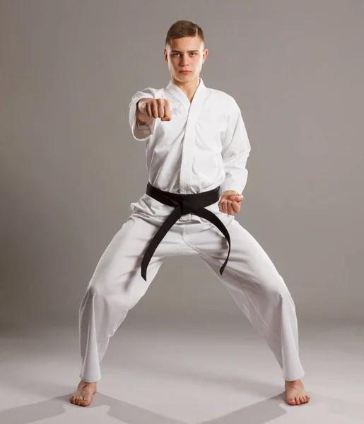 Karate Dövüş Poz Gri Arka Plan Üzerinde — Stok fotoğraf