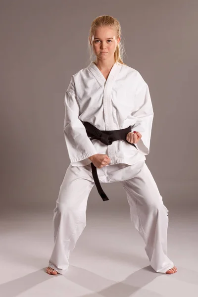 Kadın Karate Dövüş Bir Poz — Stok fotoğraf