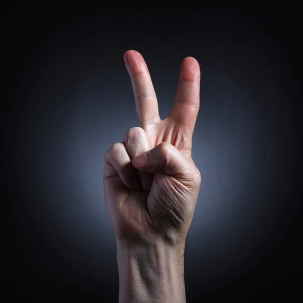 Человеческая Рука Знак Победы Крупным Планом Темном Фоне — стоковое фото