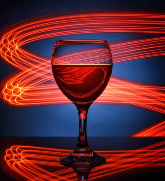 Copo Vinho Tinto Close Fundo Luzes Brilhantes — Fotografia de Stock