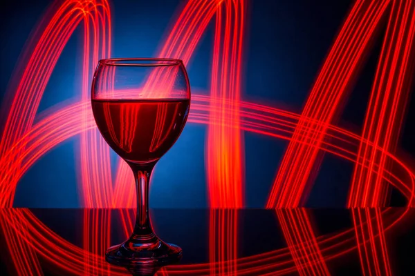 Ein Glas Rotwein Nahaufnahme Auf Dem Hintergrund Heller Lichter — Stockfoto