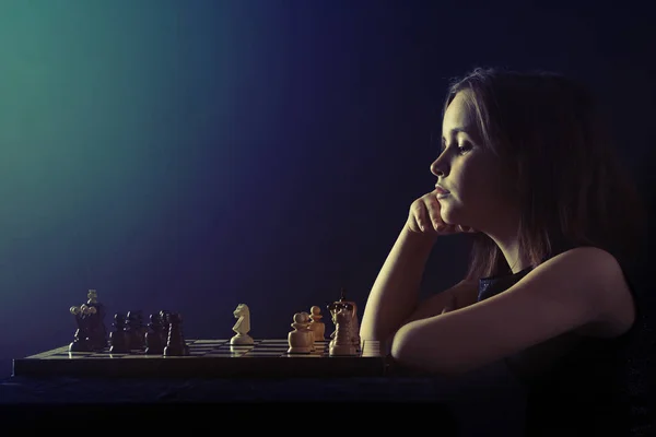 Intelligentes Mädchen Beim Schachspielen — Stockfoto