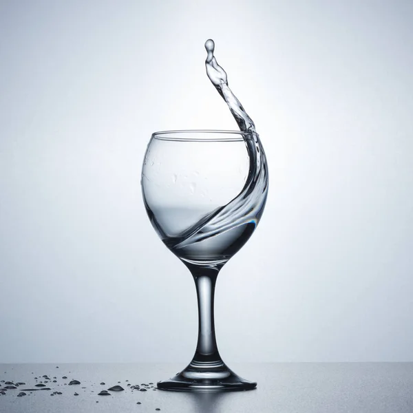 ワイングラスに水のしぶき — ストック写真