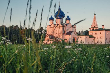 Gün batımında Suzdal Kremlin'in manzaralarına.