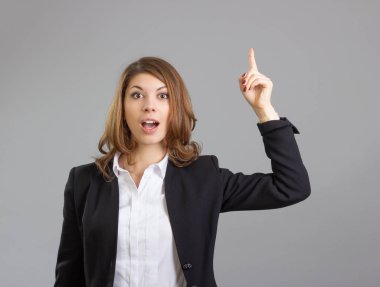 Uzayda bir şey yukarı dönük iş kadını.