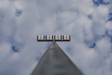 Stadyumdaki spot ışıkları. Alt görünüm.