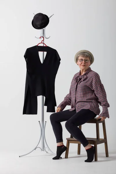 Stijlvolle Oudere Vrouw Poseren Naast Hanger Witte Achtergrond Mode Voor — Stockfoto