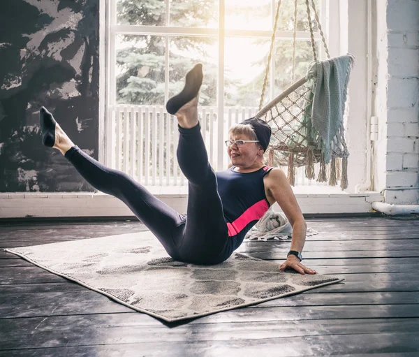 Una Donna Anziana Che Ginnastica Casa Concetto Uno Stile Vita — Foto Stock