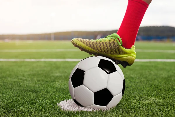 Foot on a football close-up on the background of the stadium. — Stock Photo, Image