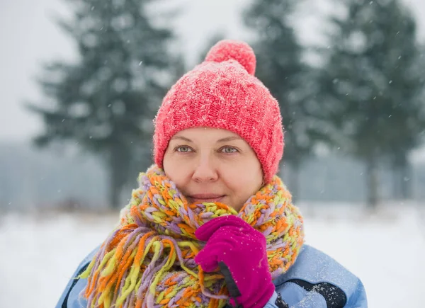 一位穿着冬衣的成年女子欣赏着冬季森林的美丽 — 图库照片