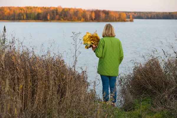 Vuxen Kvinna Går Längs Stranden Skogssjö Och Njuter Höstnaturen Hösten — Stockfoto