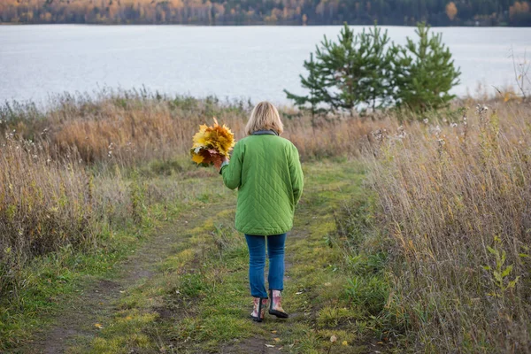 Una Donna Adulta Cammina Lungo Riva Lago Forestale Godendo Della — Foto Stock