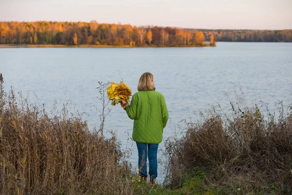 Dorosła Kobieta Spaceruje Wzdłuż Brzegu Leśnego Jeziora Ciesząc Się Jesienną — Zdjęcie stockowe