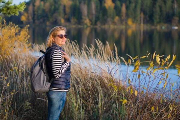 Uma Mulher Adulta Com Uma Mochila Viaja Pela Floresta Outono — Fotografia de Stock