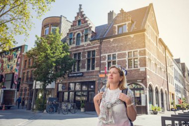 Yetişkin bir kadın bir Avrupa şehrinde seyahat ederken manzaranın tadını çıkarır. Yaşlı bir kadın şehirde geziyor..