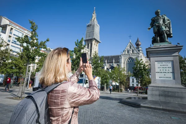 Женщина Туристка Фотографирует Достопримечательности Свой Мобильный Телефон — стоковое фото