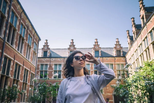 Eine Elegante Junge Frau Mit Sonnenbrille Steht Zwischen Den Häusern — Stockfoto