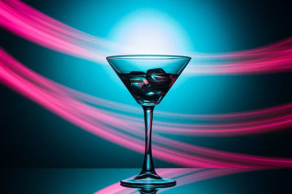 Buzlu Buzlu Martini Bardağı Arka Planda Muhteşem Bir Aydınlatma — Stok fotoğraf