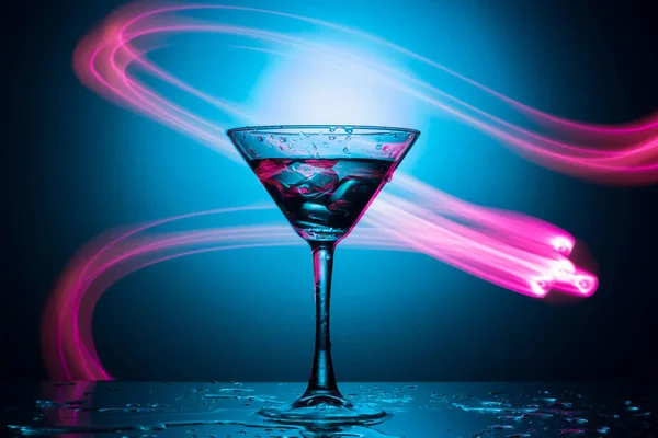 Vidro Martini Com Bebida Gelo Com Uma Iluminação Espetacular Fundo — Fotografia de Stock