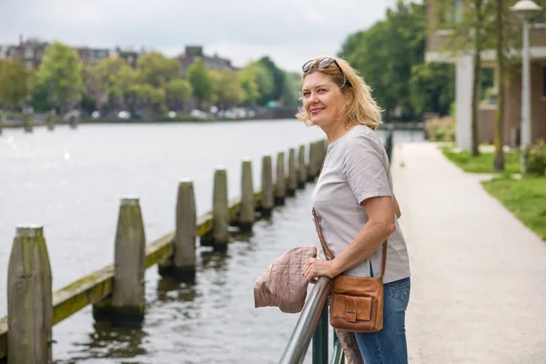 Una Anciana Feliz Disfruta Día Verano Pie Orilla Del Canal —  Fotos de Stock