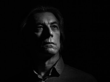 Siyah zemin üzerinde sert bir adamın portresi metin için boşluk ile.
