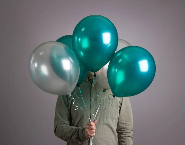 Homme Cache Son Visage Derrière Une Pile Ballons — Photo