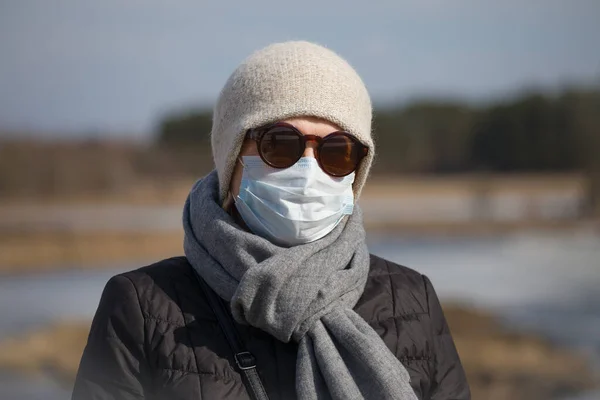Μια Ενήλικη Γυναίκα Ιατρική Μάσκα Και Γυαλιά Ηλίου Έξω Έννοια — Φωτογραφία Αρχείου