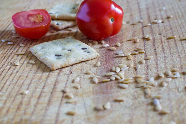 Cracker Aux Graines Lin Tomates Cerises Sur Une Surface Bois — Photo