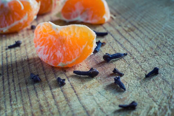 Krajíc Mandarinky Hřebíček Skořice Dřevěném Povrchu Zblízka Ingredience Pikantní Nápoj — Stock fotografie