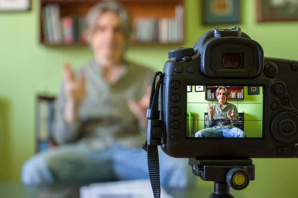 Een Volwassen Mannelijke Blogger Schiet Zichzelf Neer Camera Zittend Thuis — Stockfoto