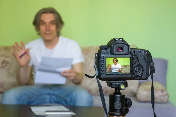 Ένας Ενήλικος Blogger Αυτοπυροβολείται Μπροστά Στην Κάμερα Καθισμένος Στον Καναπέ — Φωτογραφία Αρχείου