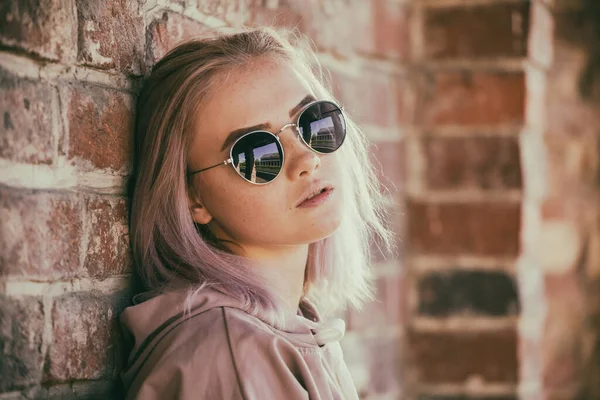 Retrato Una Joven Moderna Con Gafas Sol Sobre Fondo Arquitectura — Foto de Stock