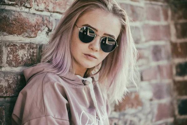 Portrait Modern Young Woman Sunglasses Background Urban Brick Architecture Fashionable — Stock Photo, Image