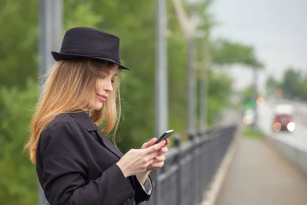 街の通りに携帯電話を持つ美しい若い女性の肖像画 ファッション写真 — ストック写真