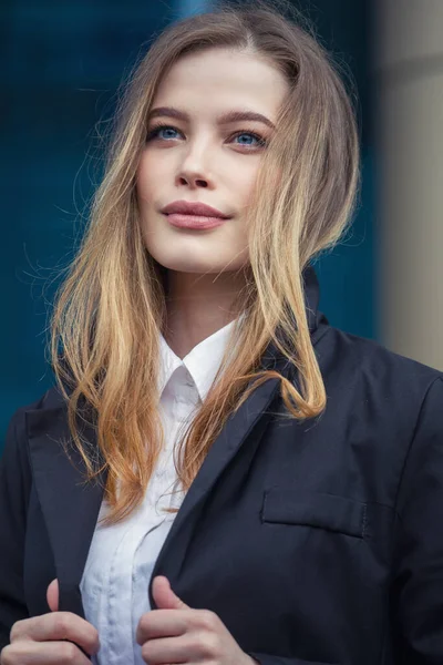 Portrét Krásné Mladé Ženy Ulicích Města Módní Fotka — Stock fotografie